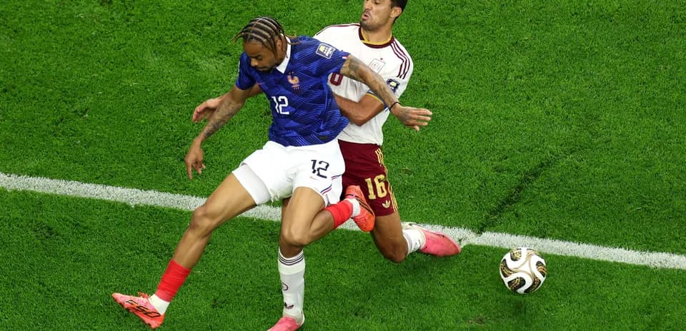 Jugadores disputando el balón en el partido
