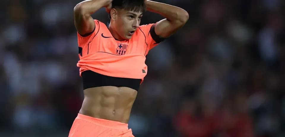 Jugador del Barcelona levantando su camiseta durante el partido