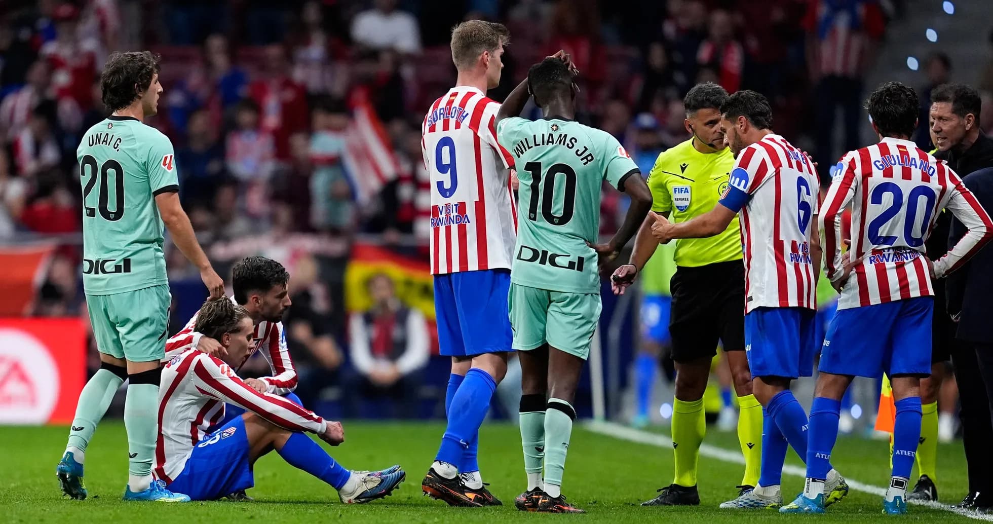 Jugadores de Athletic Club y Atlético de Madrid en el campo