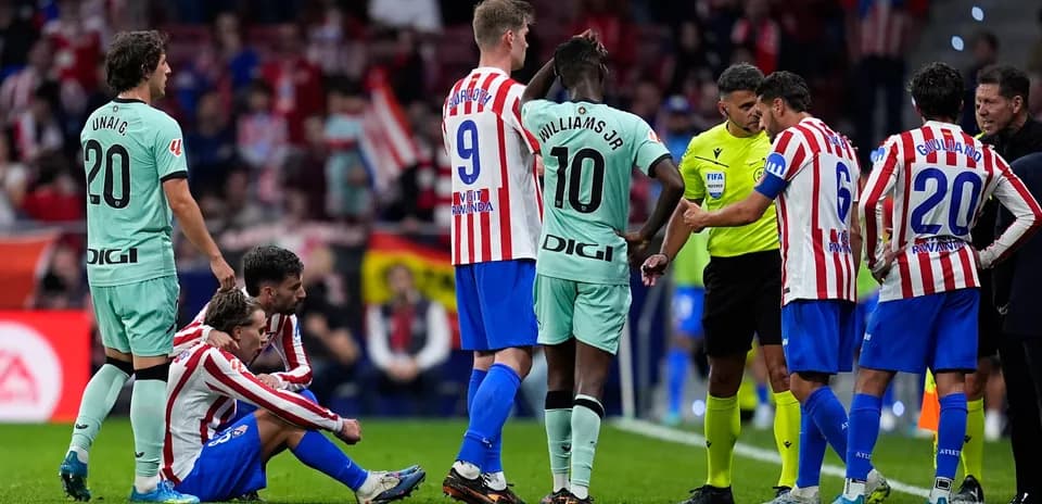 Jugadores de Athletic Club y Atlético de Madrid en el campo