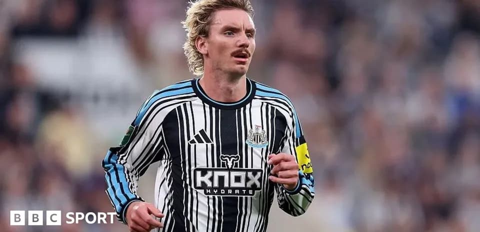 Jugador de Newcastle corriendo durante el partido