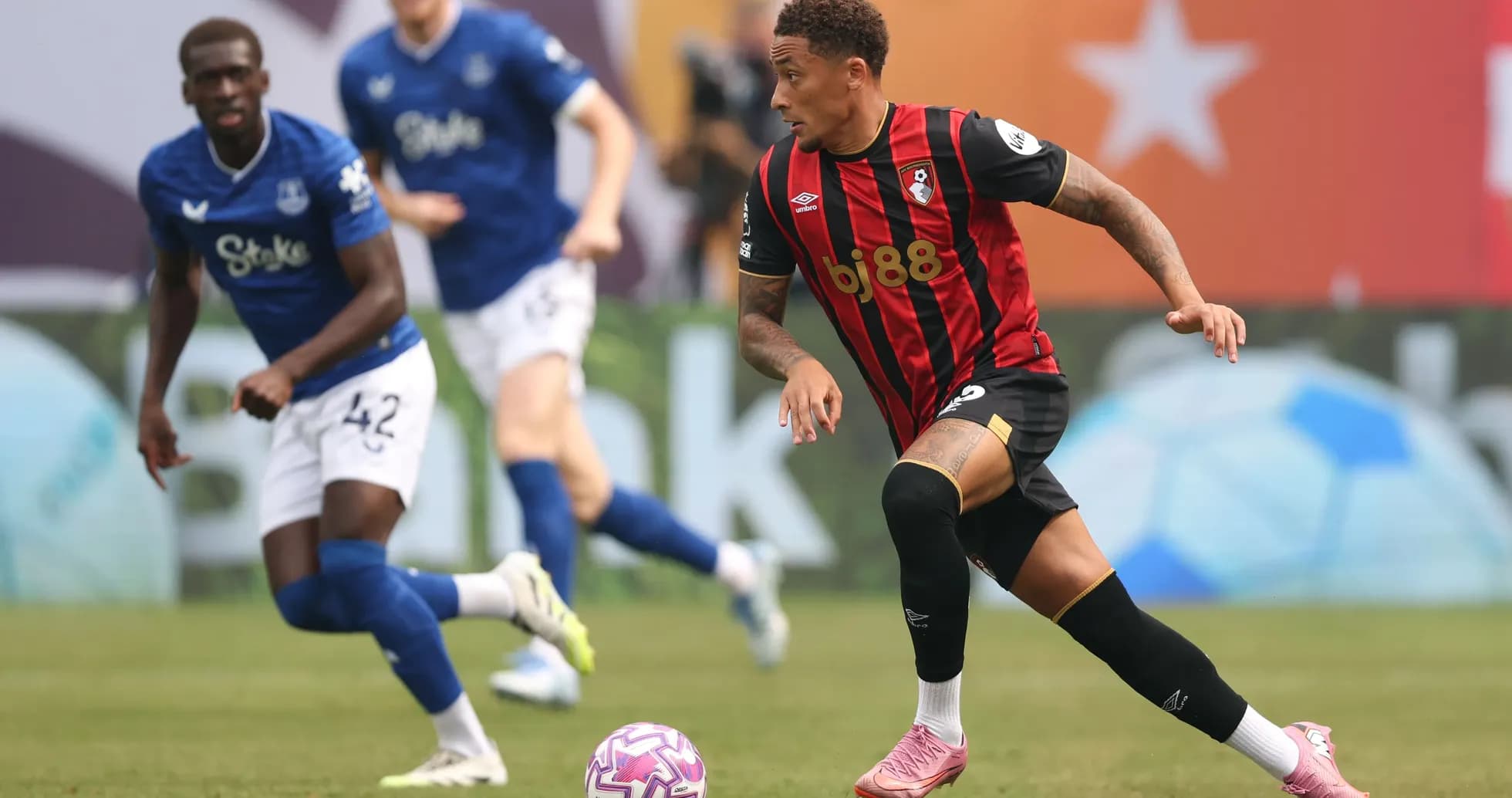 Jugador de Bournemouth driblando en un partido