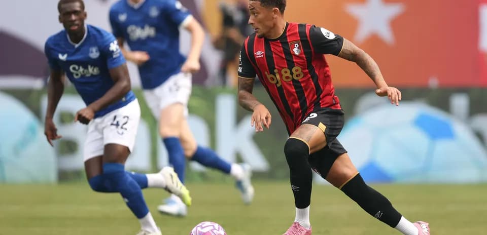 Jugador de Bournemouth driblando en un partido