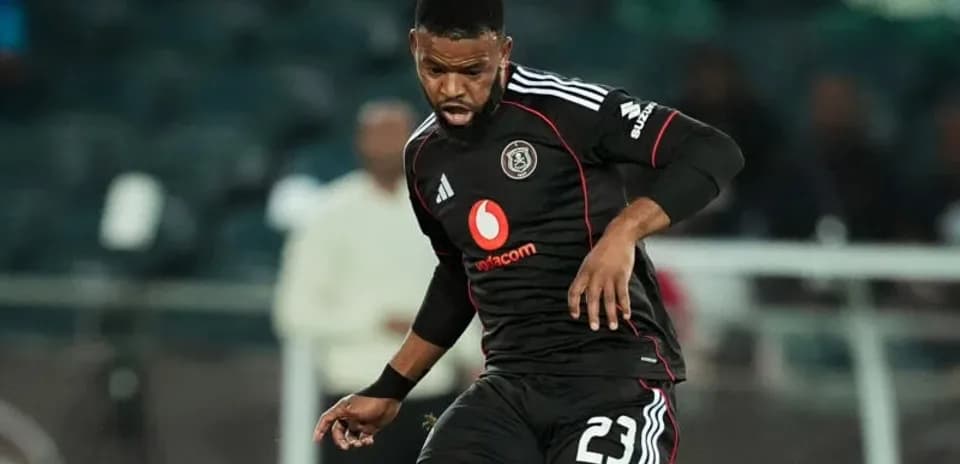 Jugador de Orlando Pirates en acción durante el partido