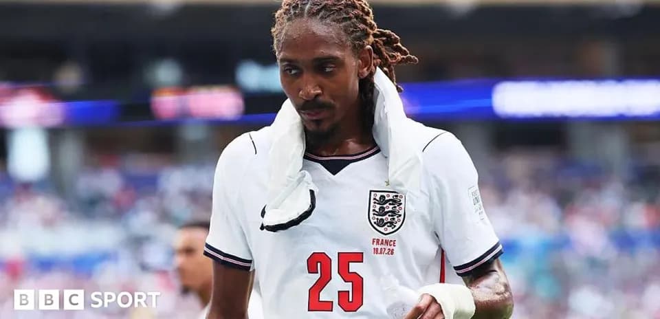 Jugador de Inglaterra con camiseta blanca saliendo del campo