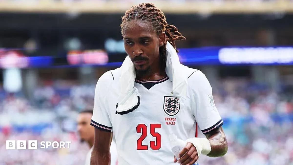 Jugador de Inglaterra con camiseta blanca saliendo del campo