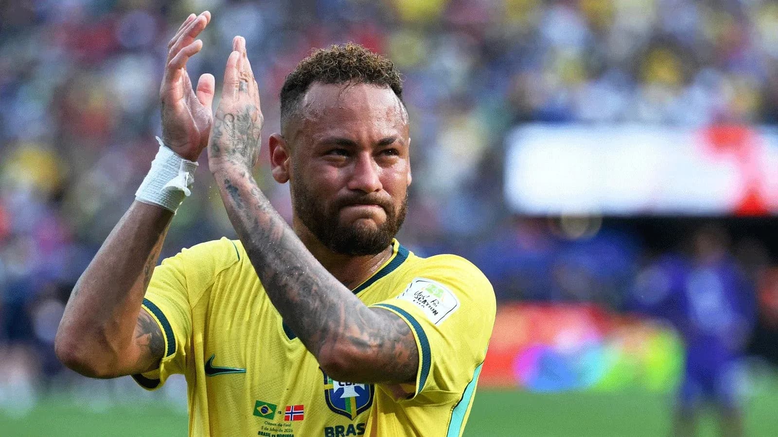 Neymar aplaudiendo a la afición tras el partido