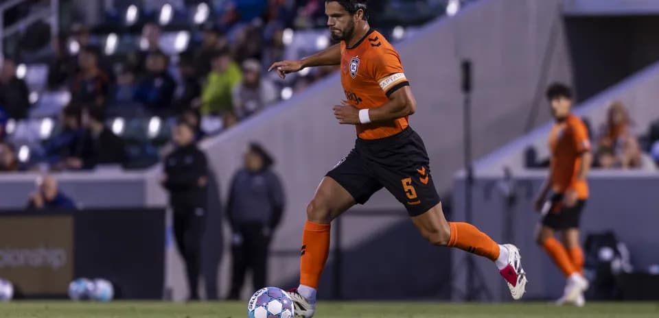 Jugador de Orange County SC en acción