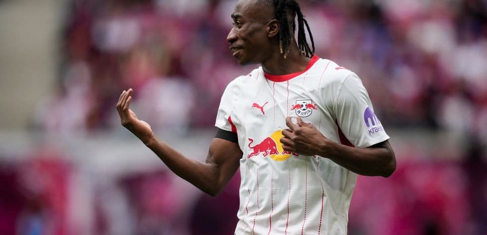 Jugador de RB Leipzig gesticulando durante el partido