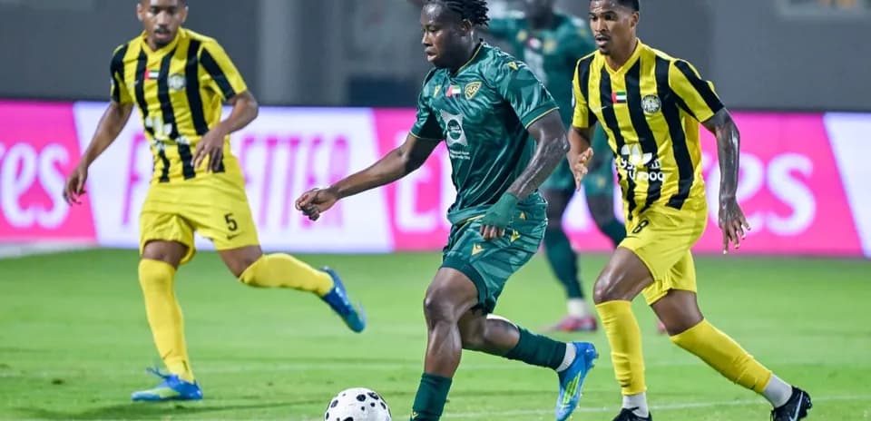 Jugador de Ittihad Kalba U23 en acción