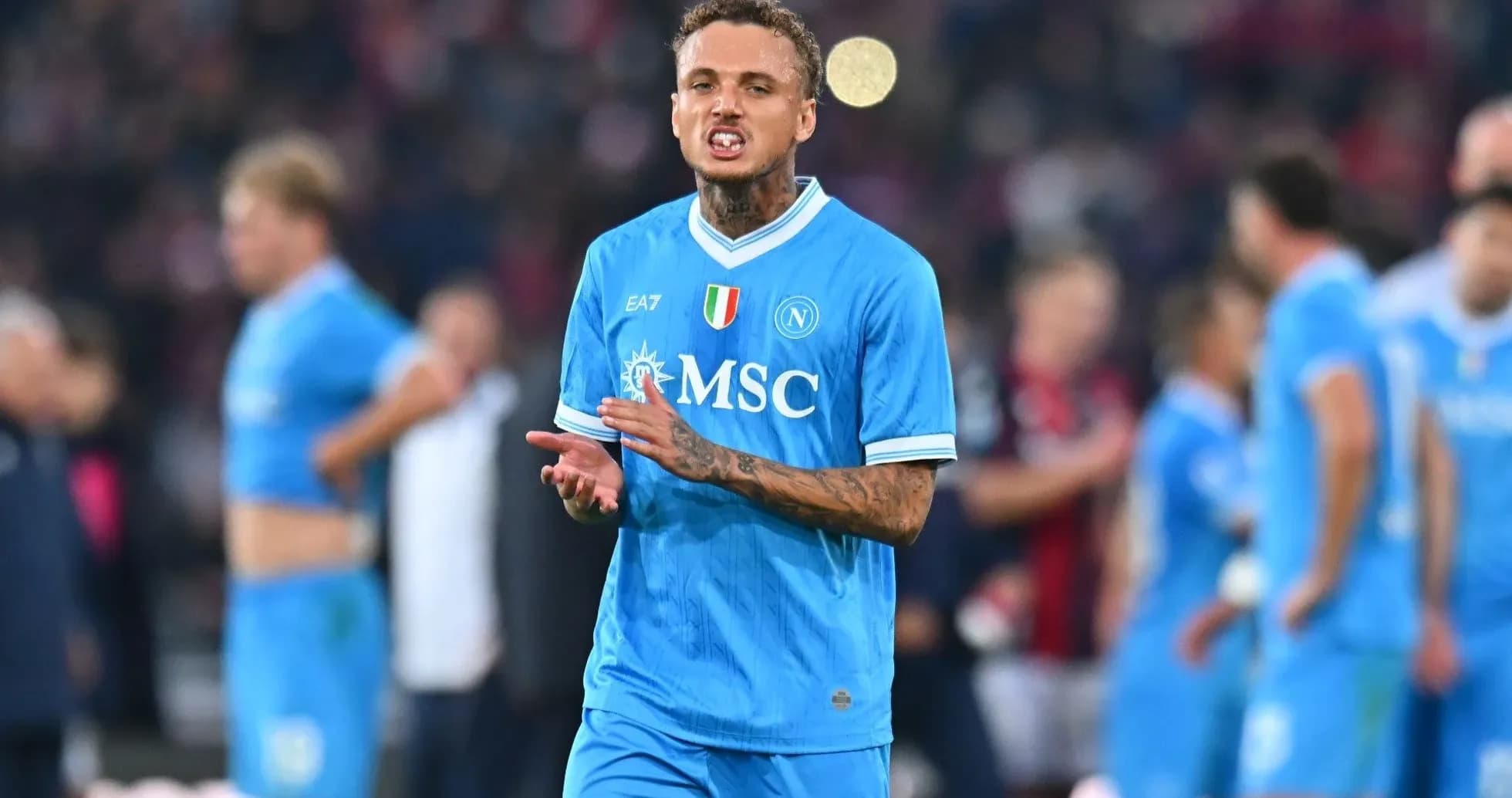 Jugador de Napoli gesticulando en el campo
