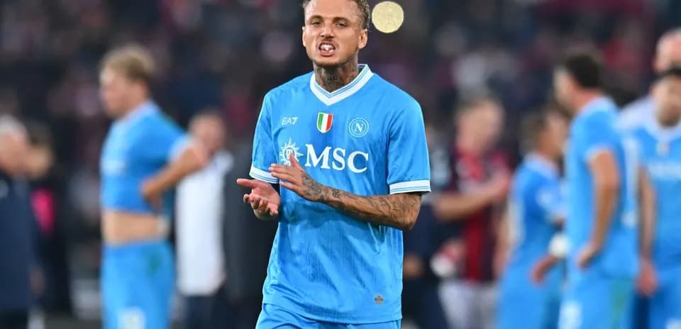 Jugador de Napoli gesticulando en el campo