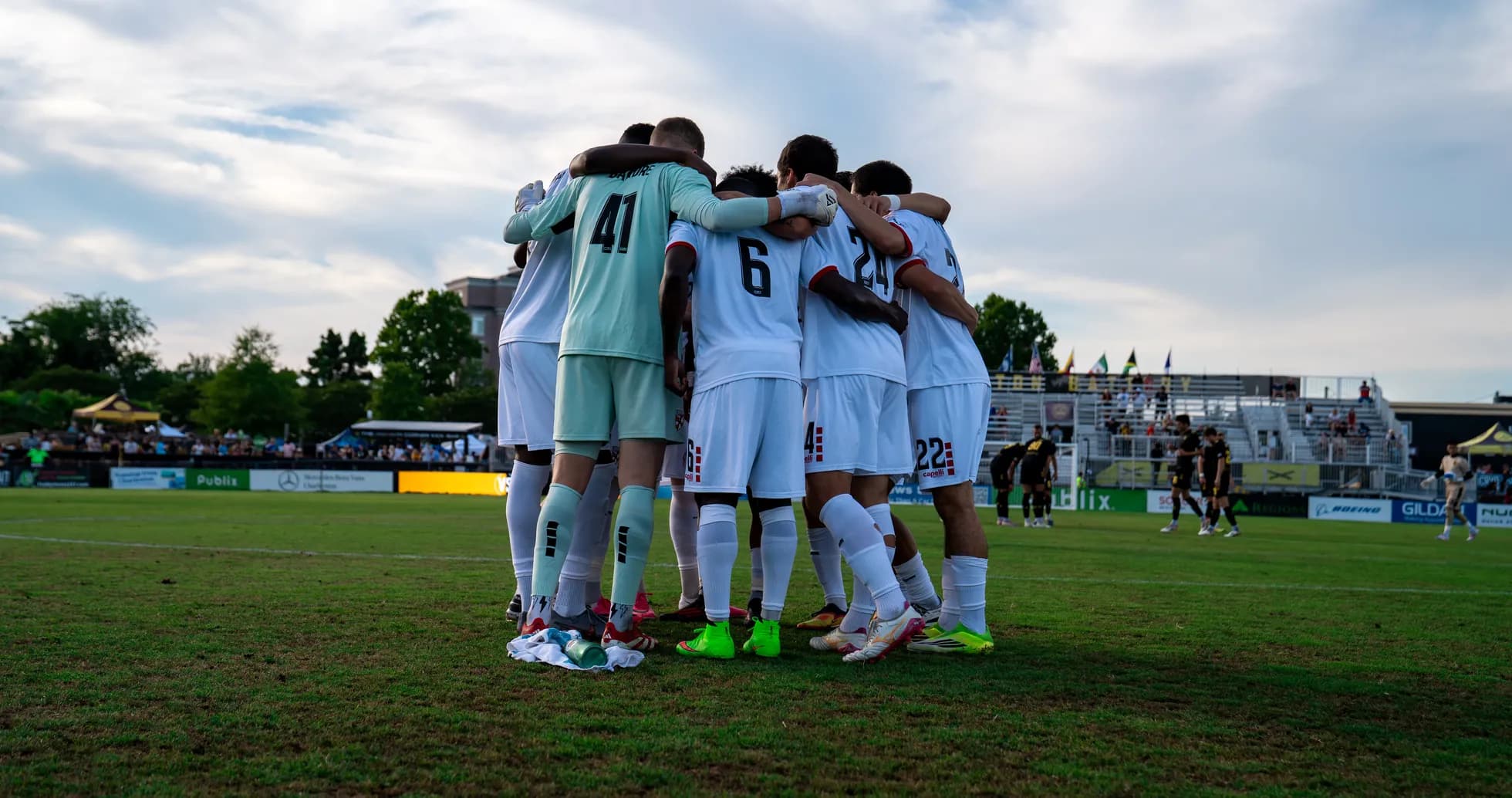 Equipo huddle antes del partido