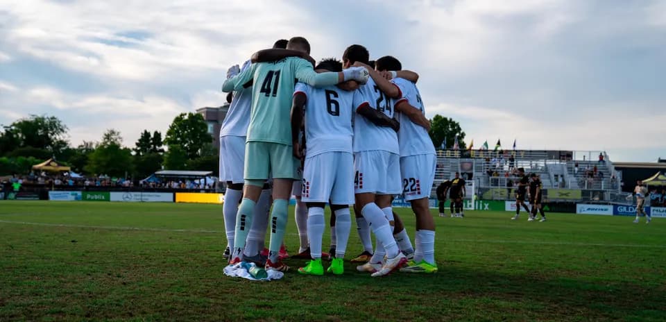 Equipo huddle antes del partido