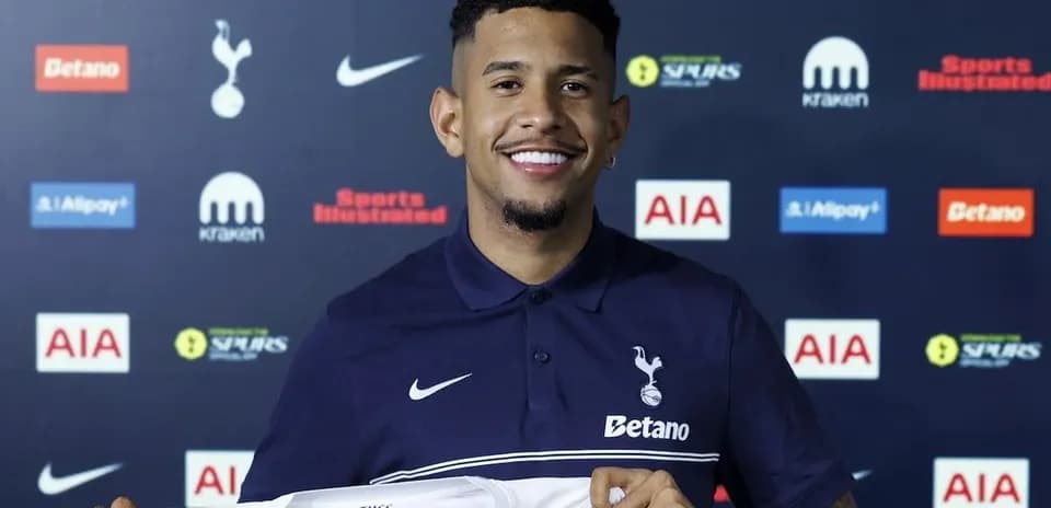 Jugador de Tottenham mostrando camiseta en presentación