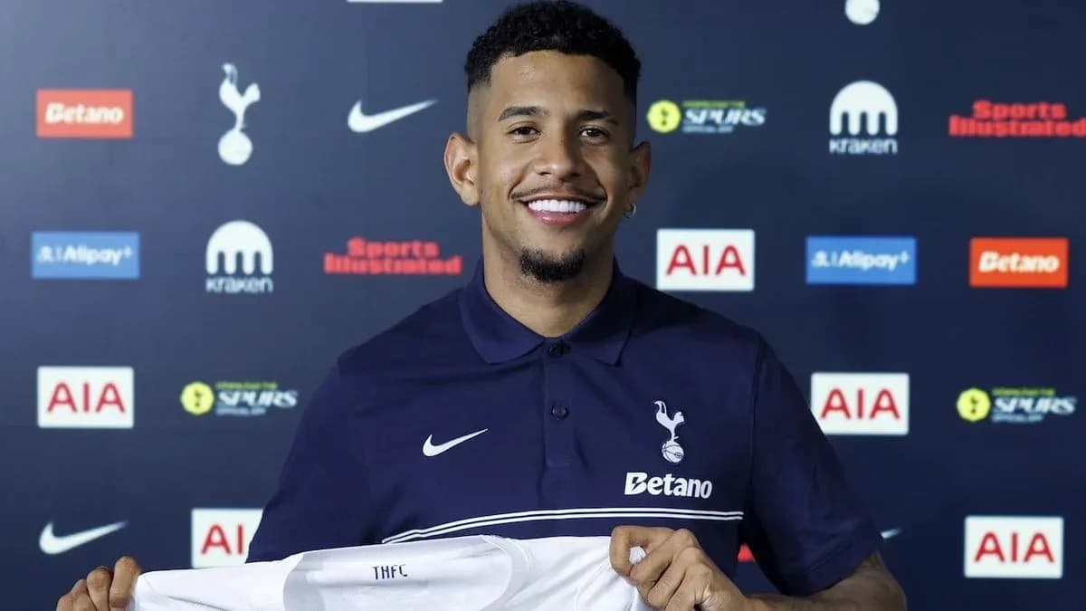 Jugador de Tottenham mostrando camiseta en presentación