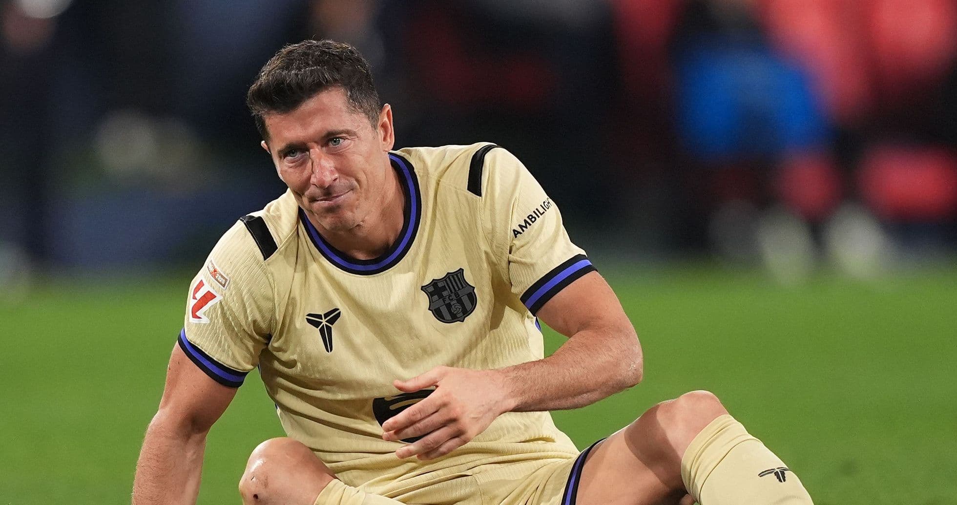 Jugador caído en el campo durante un partido