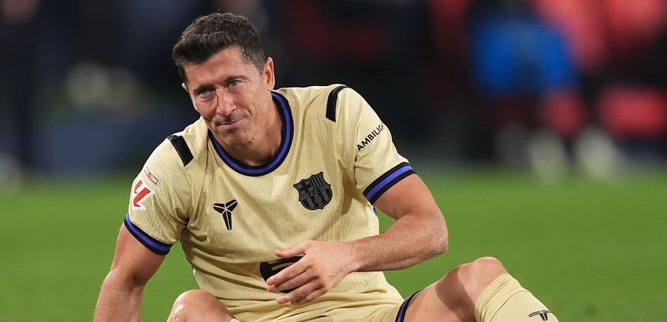 Jugador caído en el campo durante un partido