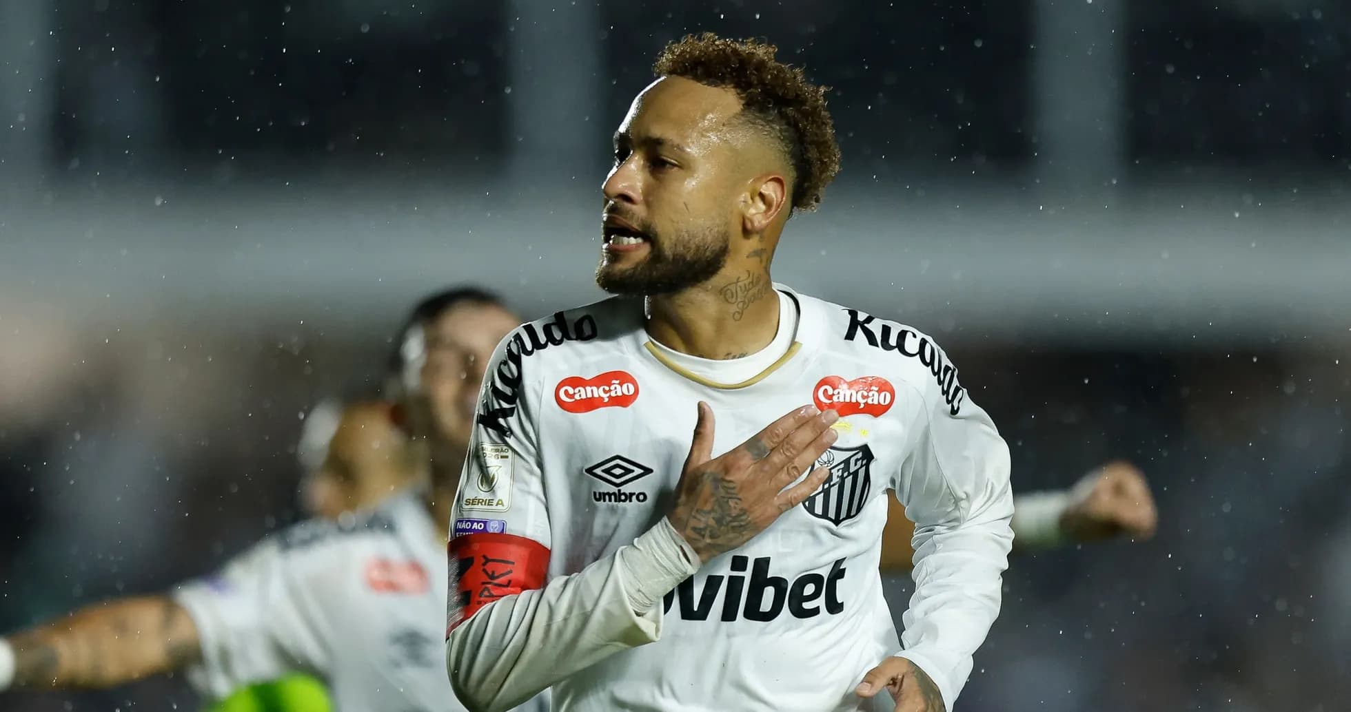 Jugador de Santos celebrando un gol en la lluvia