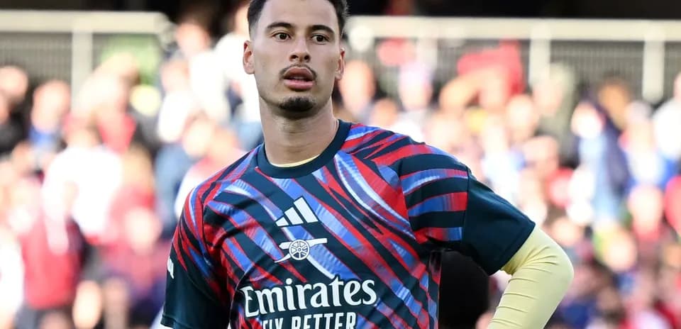 Portero de Arsenal en calentamiento antes del partido