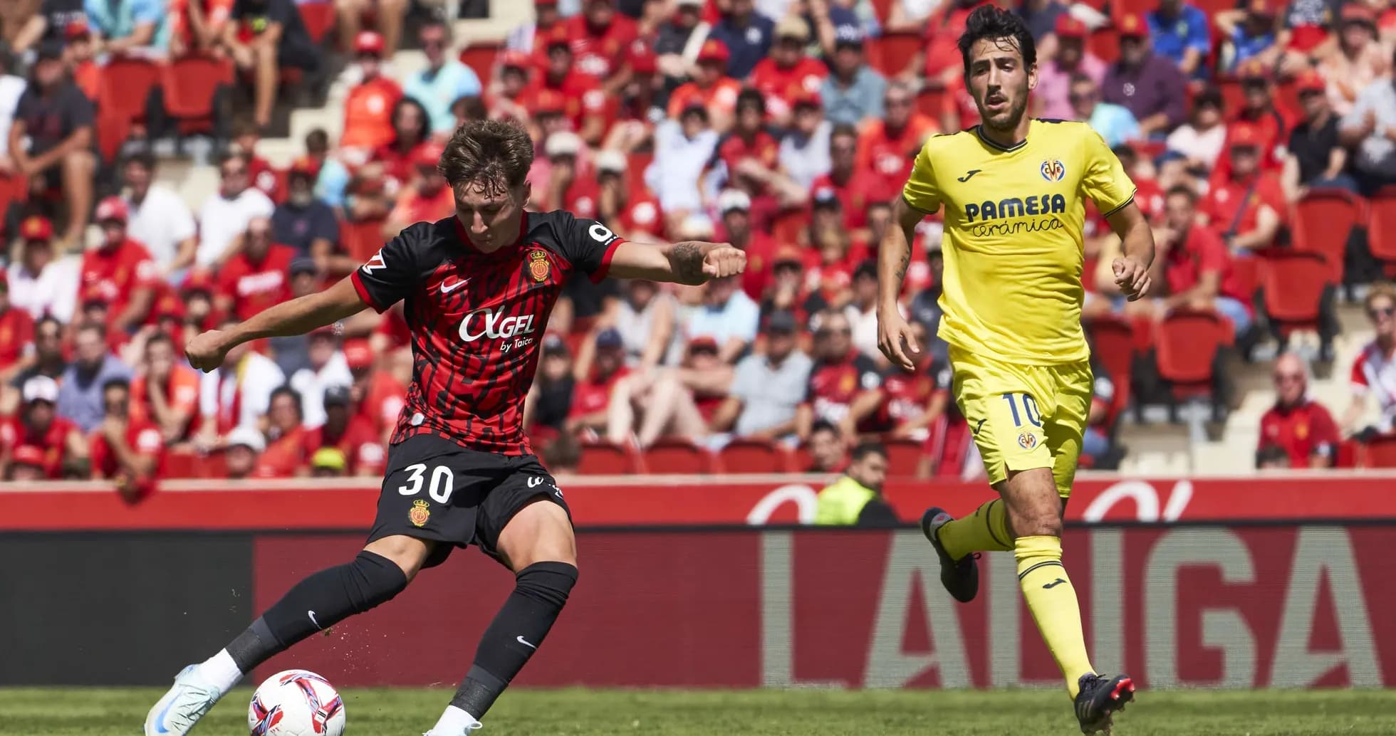 Jugador de Mallorca chutando el balón en el partido