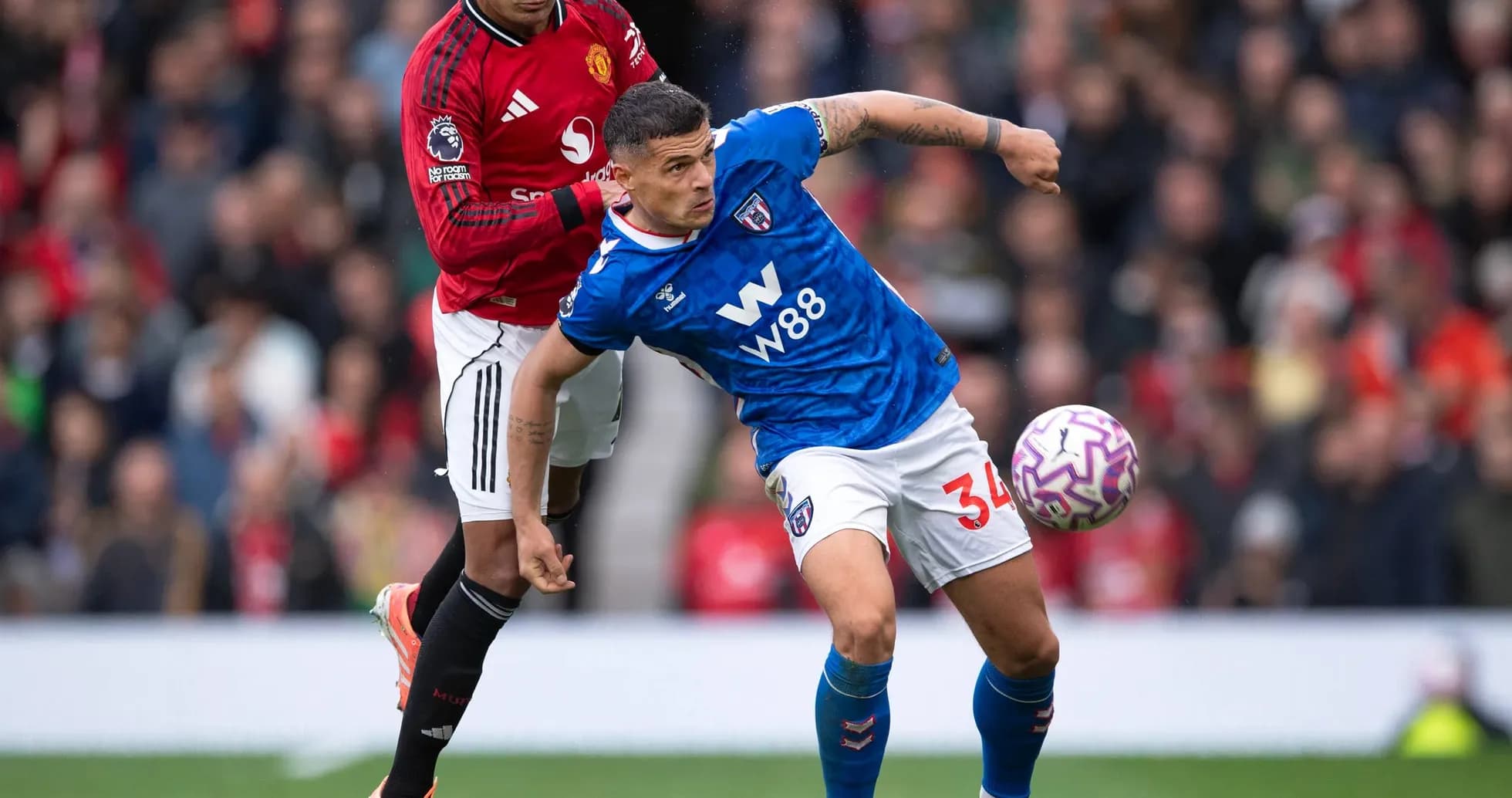 Un jugador de Sunderland despejando el balón