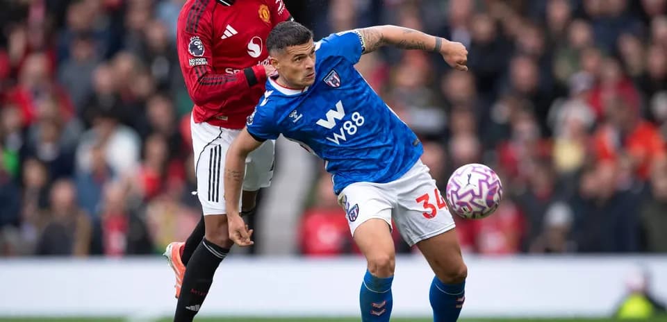 Un jugador de Sunderland despejando el balón