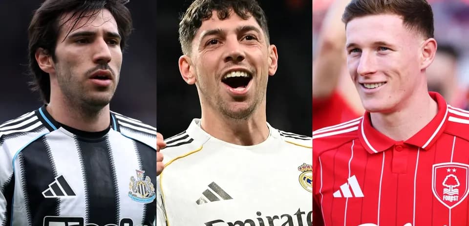 Tres futbolistas en sus camisetas de club