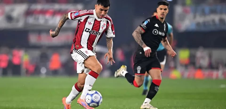Jugador de River Plate en acción durante el partido