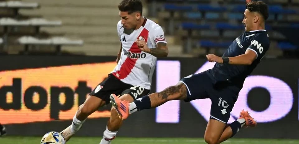 Jugador de River Plate driblando a rival