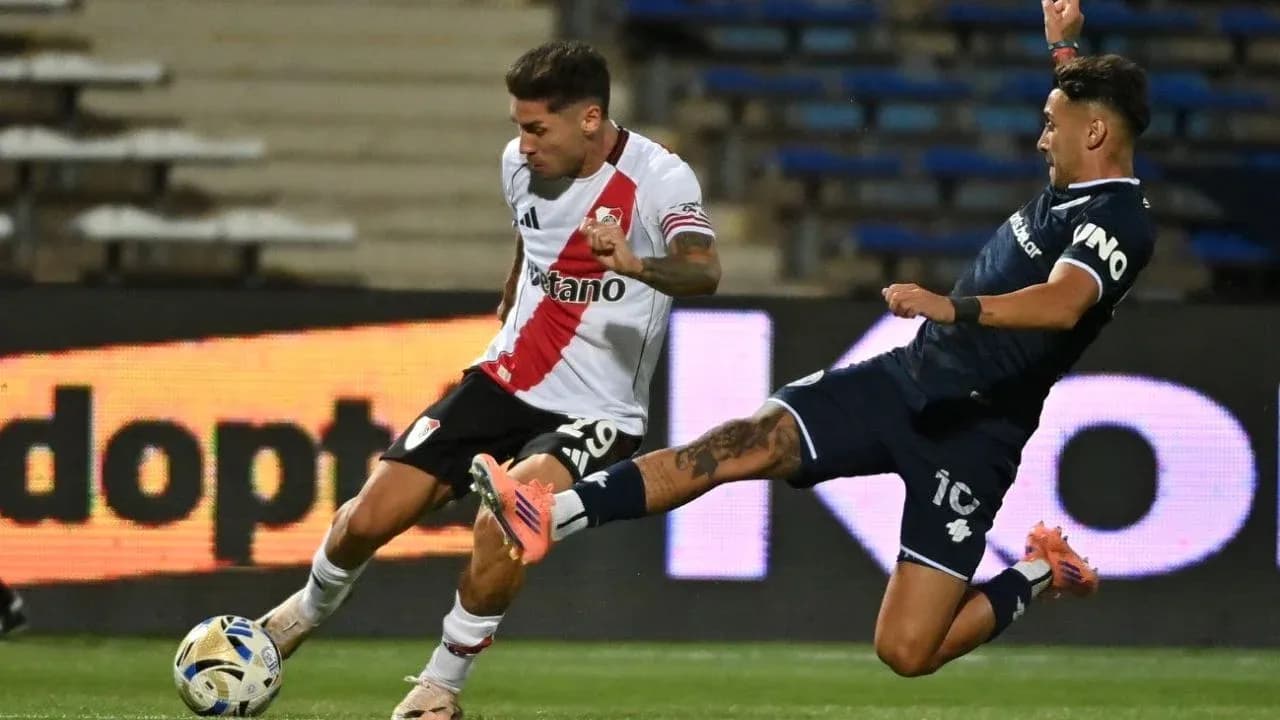 Jugador de River Plate driblando a rival