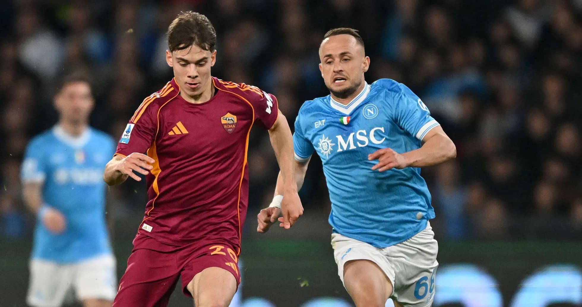 Jugadores de Napoli y Roma compitiendo por el balón