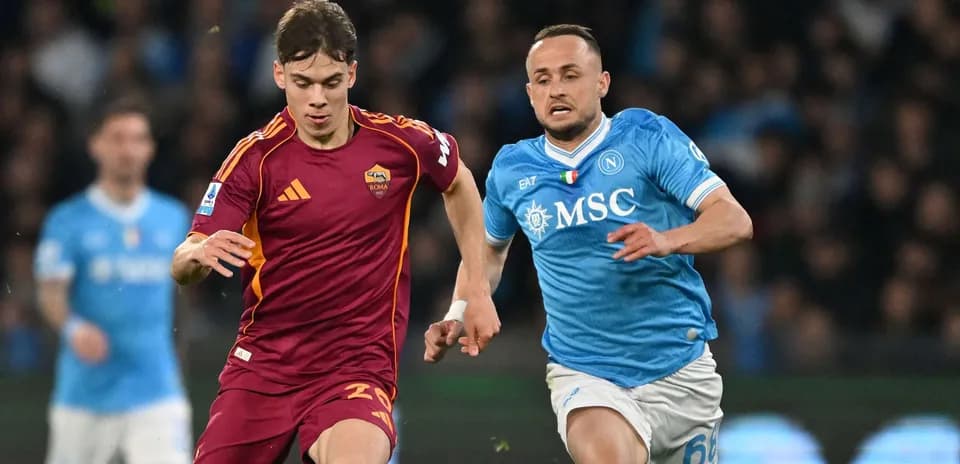 Jugadores de Napoli y Roma compitiendo por el balón
