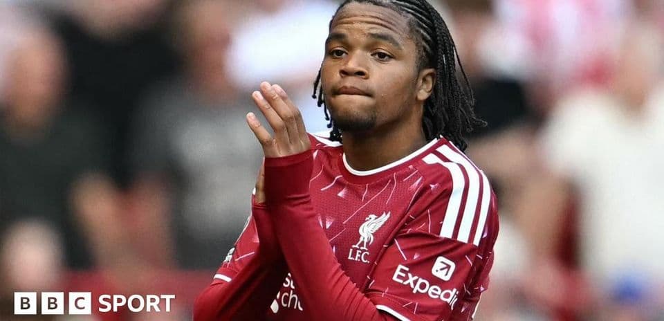 Jugador de Liverpool aplaudiendo en el campo