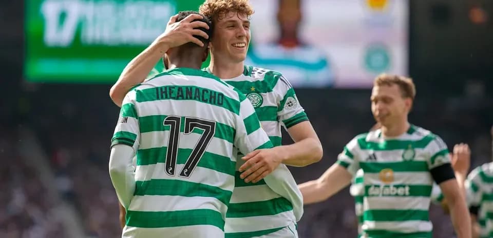 Jugadores de Celtic celebrando un gol juntos