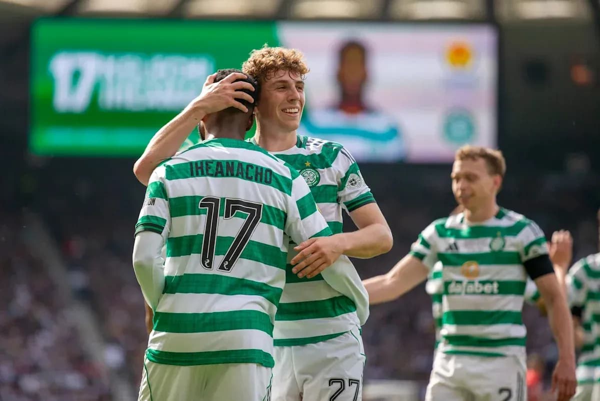 Jugadores de Celtic celebrando un gol juntos