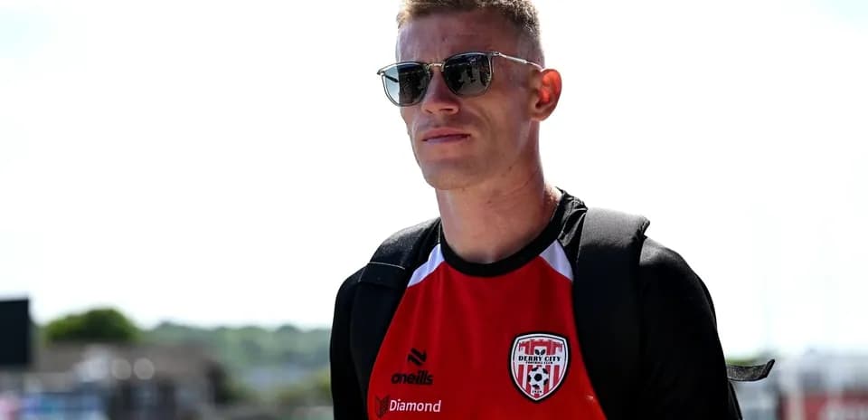 Jugador de Derry City llegando al estadio con gafas de sol