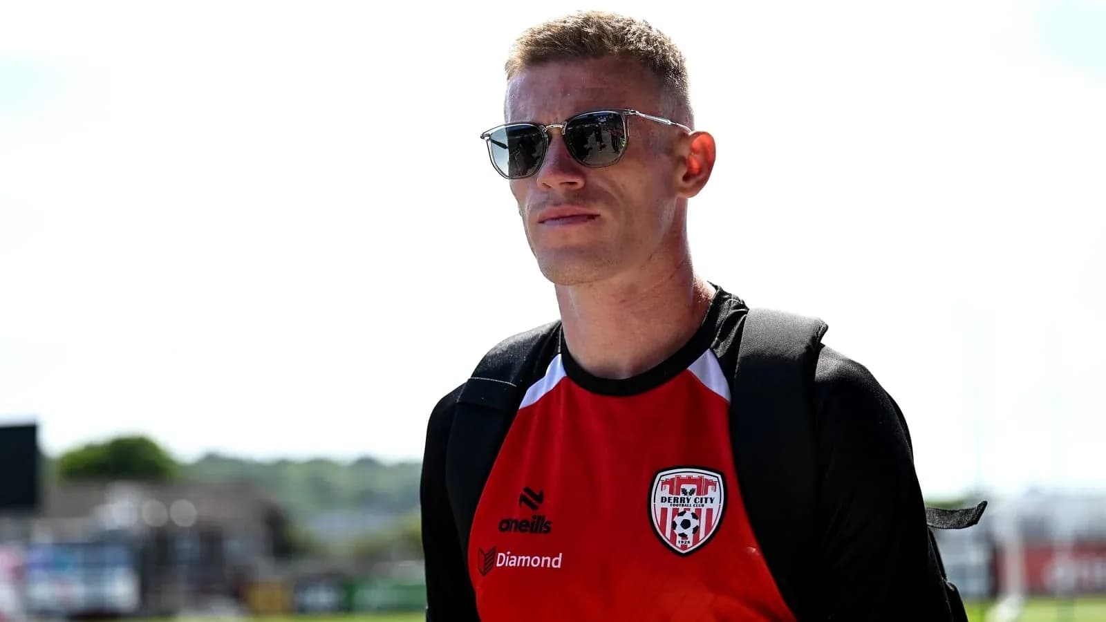 Jugador de Derry City llegando al estadio con gafas de sol