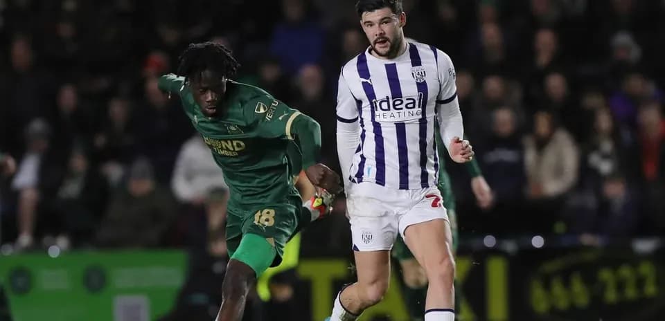 Jugador persiguiendo balón en partido de fútbol