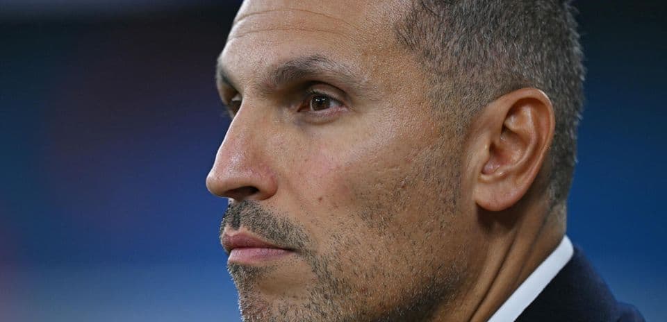 Hombre observando en un evento deportivo