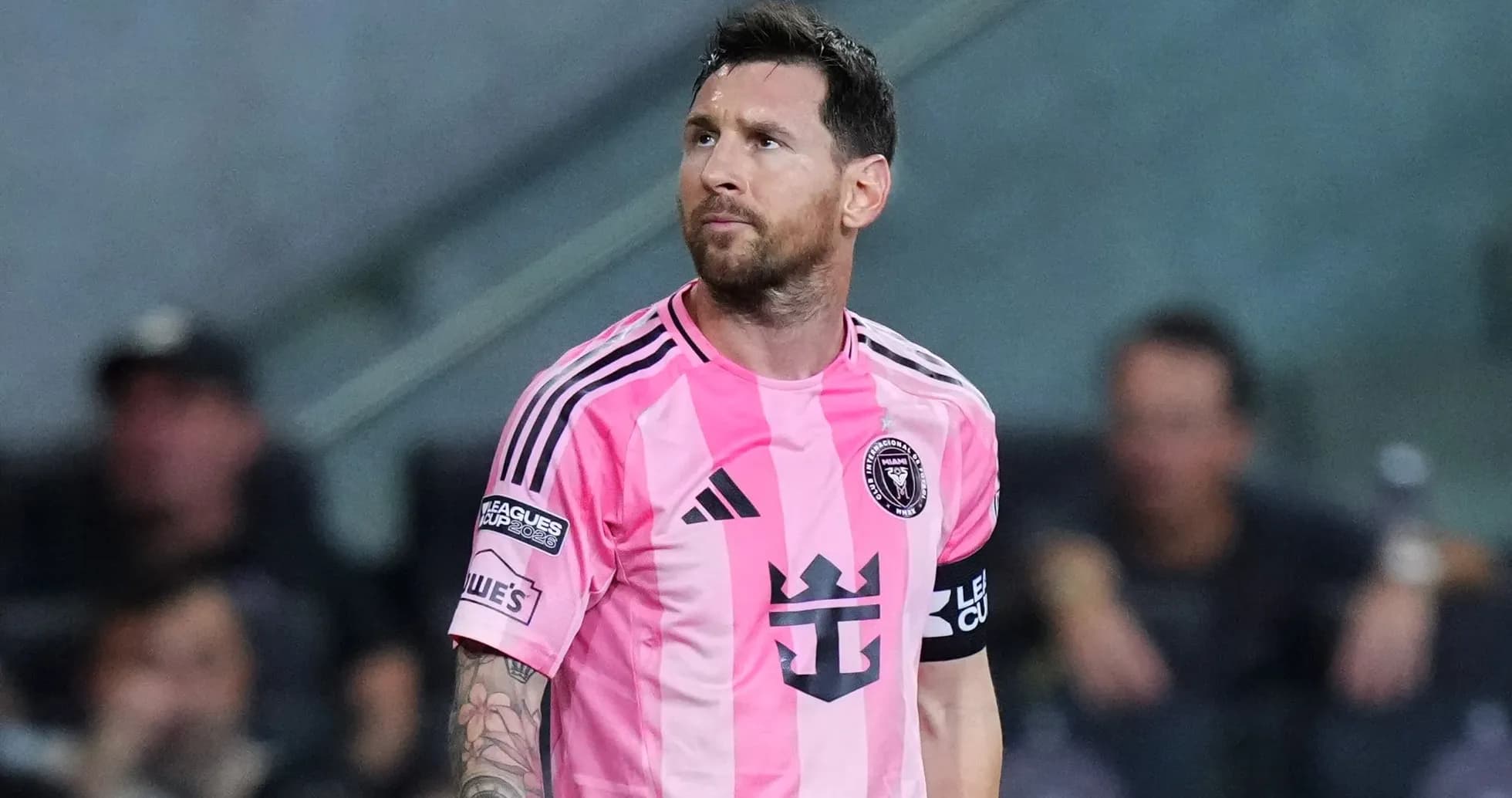 Lionel Messi en uniforme rosa durante un partido