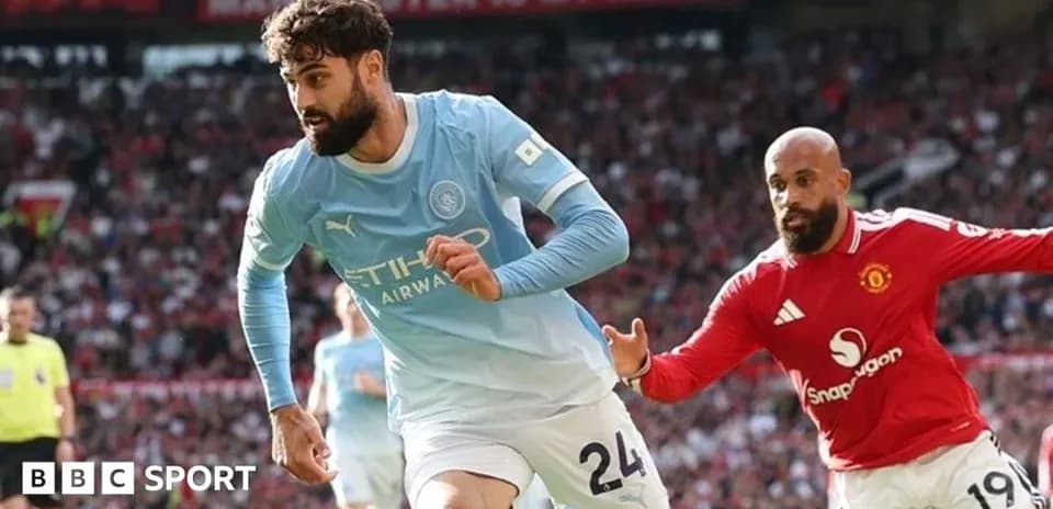 Jugador de Manchester City corriendo durante el partido
