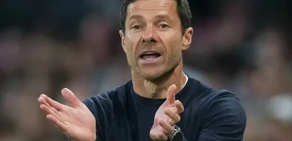 Entrenador dirigiendo a su equipo durante un partido