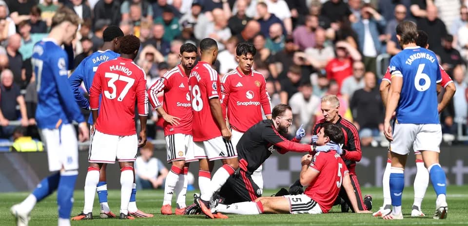 Jugador de Manchester United recibiendo atención médica en el campo