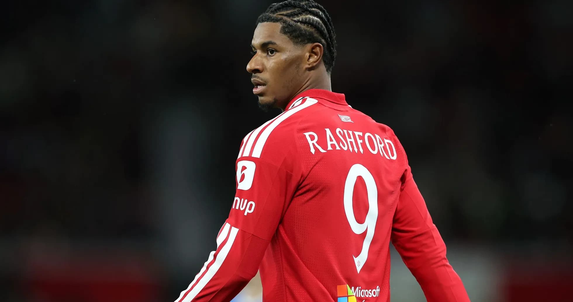 Jugador con camiseta roja mirando hacia atrás