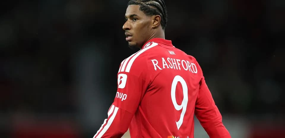 Jugador con camiseta roja mirando hacia atrás