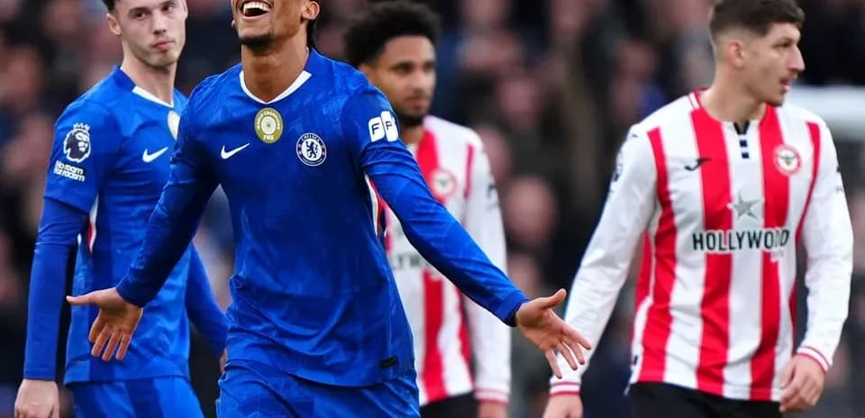 Jugador de Chelsea celebra un gol contra Brentford