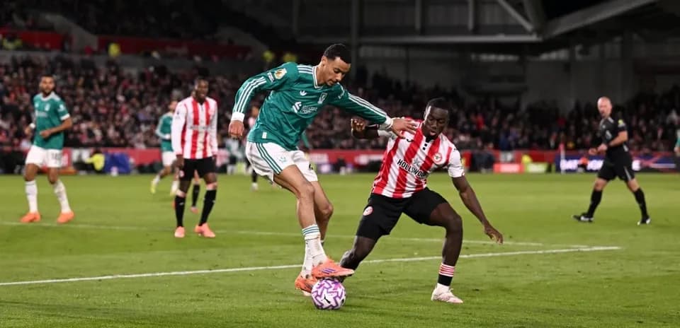 Jugador de Liverpool luchando por el balón