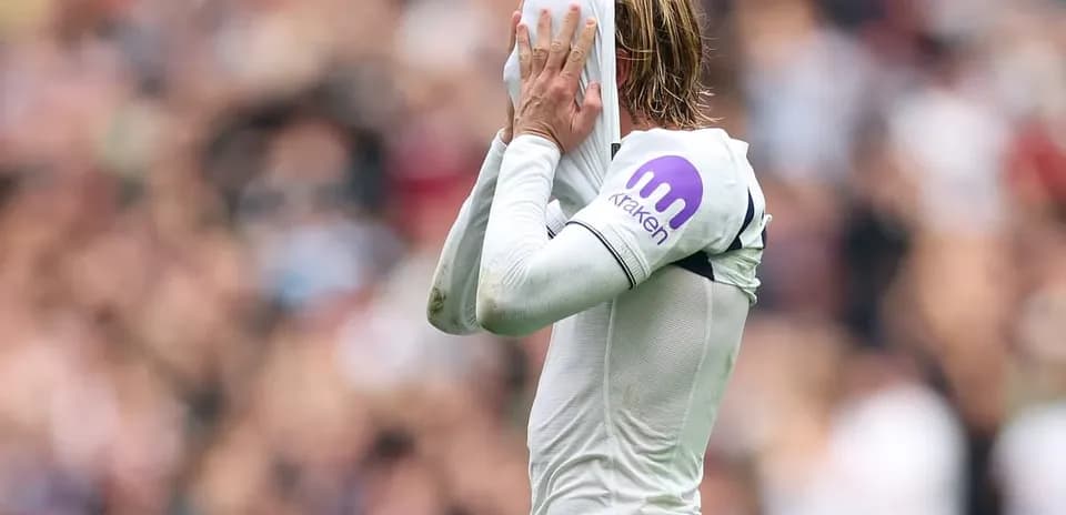 Jugador quitándose la camiseta durante el partido
