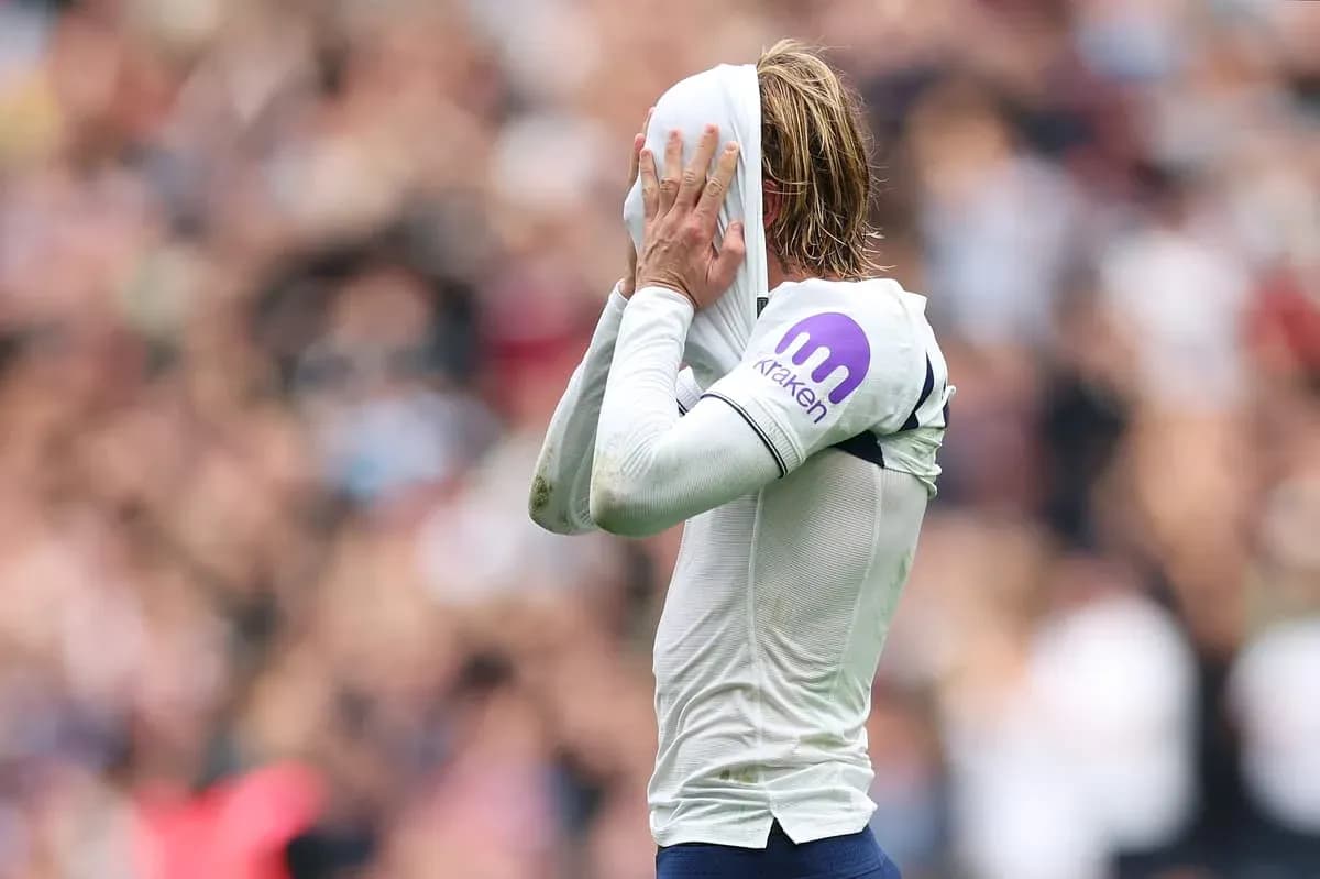 Jugador quitándose la camiseta durante el partido